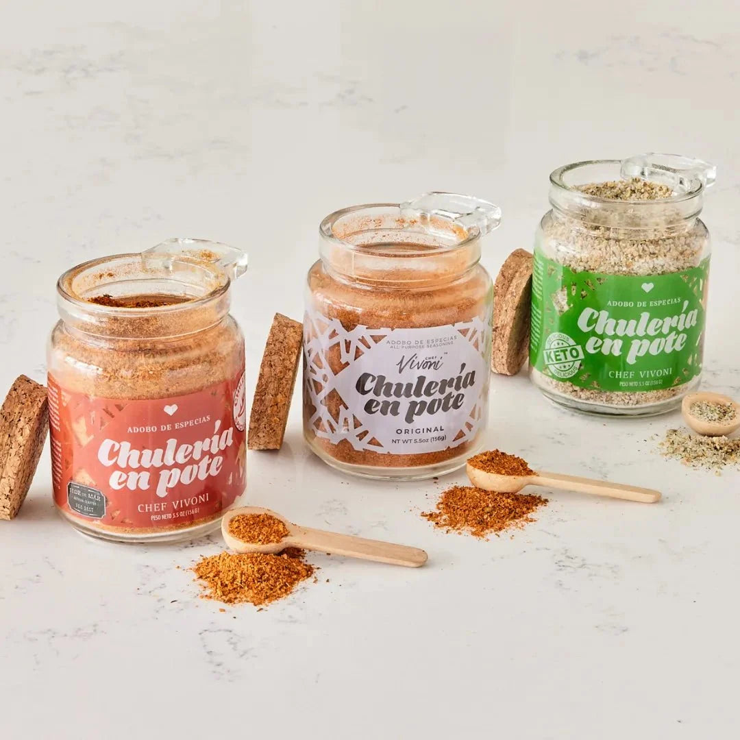 Chulería en Pote Original seasoning jar open showing herbs and spices